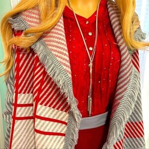 ST. JOHN 100% WOOL FIGURE FLATTERING AND VERSATILE SWEATER LIKE NEW CONDITION